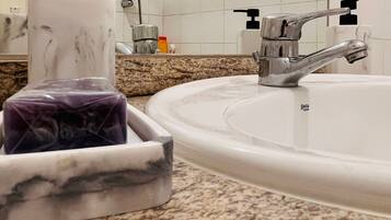 Een douche, een haardroger, handdoeken, zeep