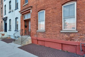 Exterior detail - The Collar City Oasis |Pet Friendly|Workspace|Laundry|Hospitals & Colleges|WIFI (Troy)