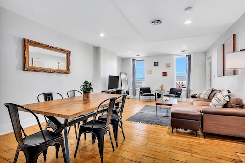 The Collar City Oasis |Pet Friendly|Workspace|Laundry|Hospitals & Colleges|WIFI