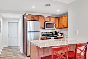 Fridge, microwave, oven, stovetop - The Collar City Oasis |Pet Friendly|Workspace|Laundry|Hospitals & Colleges|WIFI (Troy)