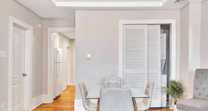 Uncle Sam's Hideaway |Nearby Colleges & Hospital|Personal Workspace|Pet Friendly