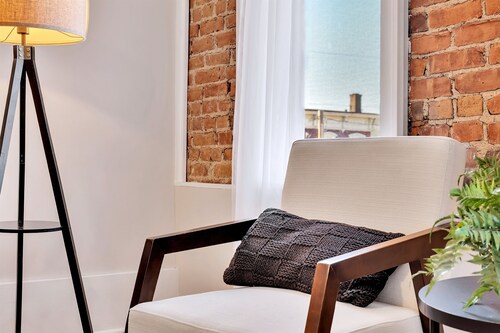 Uncle Sam's Hideaway |Nearby Colleges & Hospital|Personal Workspace|Pet Friendly