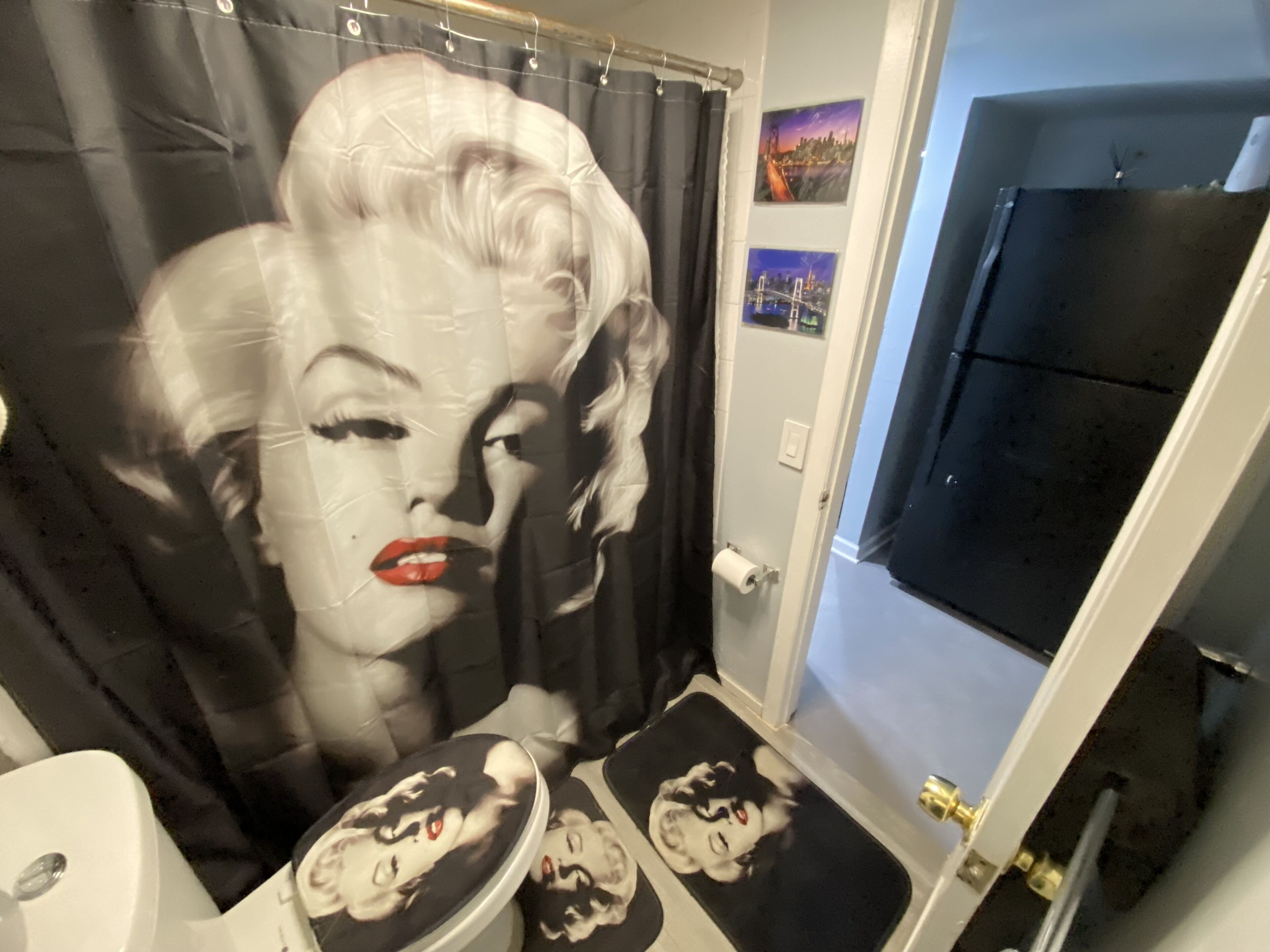 Haartrockner, Handtücher, Seife, Toilettenpapier