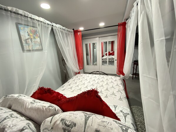 1 bedroom, iron/ironing board, WiFi, bed sheets - Cozy One Bedroom apt Close2all fun, 20minutes 2 NY, 7mins. Via NY WaterwayFerry. (North Bergen)