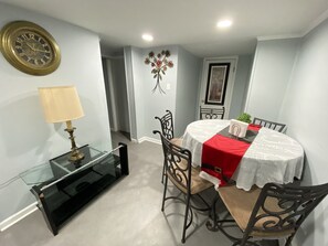 Dining - Cozy One Bedroom apt Close2all fun, 20minutes 2 NY, 7mins. Via NY WaterwayFerry. (North Bergen)