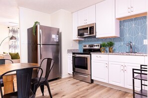 Geladeira, micro-ondas, fogão, cooktop