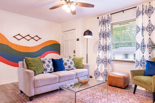 Artist's Bungalow- 1/2 mi from Covington Square