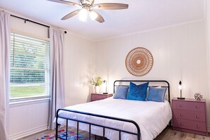 2 bedrooms, desk, iron/ironing board, free WiFi - Artist's Bungalow- 1/2 mi from Covington Square (Covington)