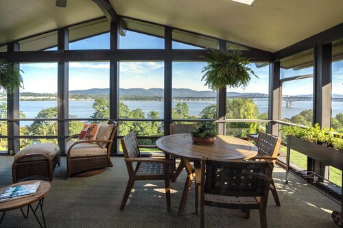 Midcentury Wow! River views, Heated Pool & Hot Tub