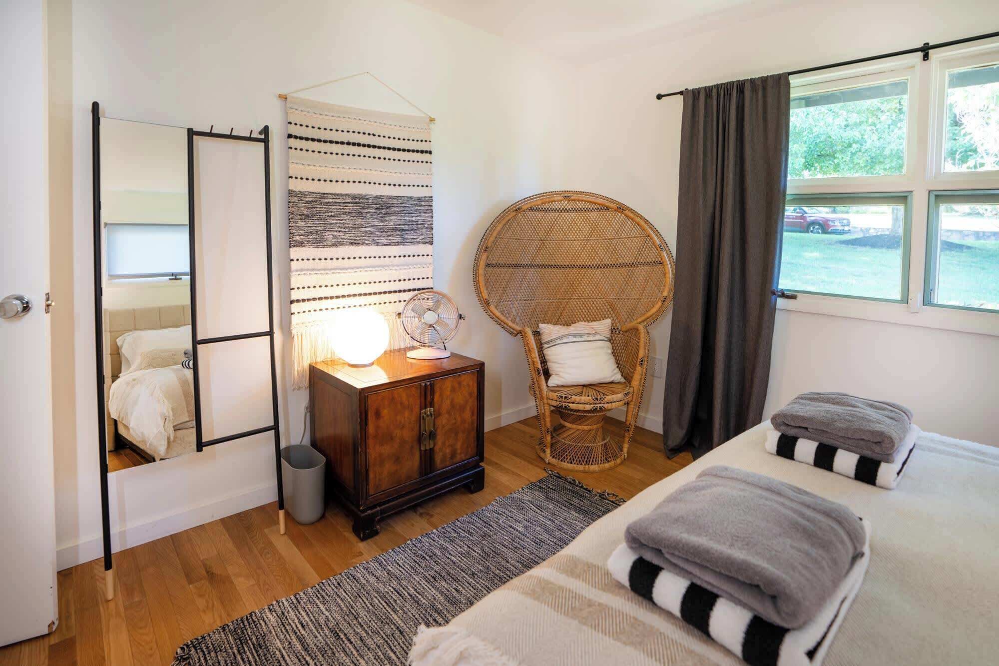 5 bedrooms, iron/ironing board, WiFi, bed sheets