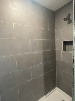 Douche, séchoir à cheveux, serviettes fournies, savon