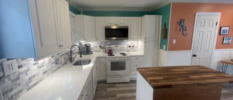 Micro-ondes, lave-vaisselle, cafetière/bouilloire, grille-pain