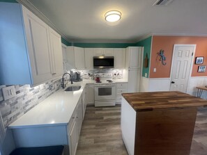 Microwave, dishwasher, coffee/tea maker, toaster - Penny' s Perfect Place (Key West)