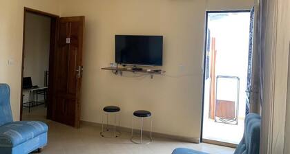 Mini Studio Meublé Propre et Bien Équipé. Discret Calme, Reposant et Accessible