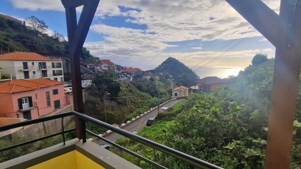 A view from a balcony overlooking a hillside with buildings and a road. - Casa sousa (Campanario)