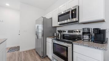 Jääkaappi, mikroaaltouuni, uuni, liesi