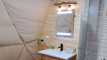 Serviettes fournies, savon, papier toilette