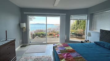 5 bedrooms, desk, iron/ironing board, WiFi