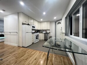 冰箱、微波炉、烤箱、炉灶