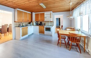 Kjøleskap, ovn, kokeplater og oppvaskmaskin