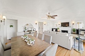 Dining - Gorgeous Beach Villa -- Ocean Views + Sleeps 12! (San Diego)