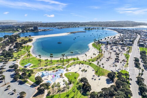 Gorgeous Beach Villa -- Ocean Views + Sleeps 12!