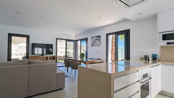 Een magnetron, een oven, een kookplaat, een vaatwasser