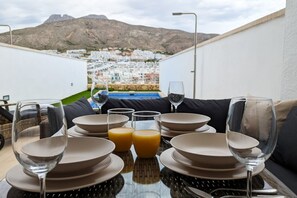 Outdoor dining - PANORAMIC warm pool home (Finestrat)