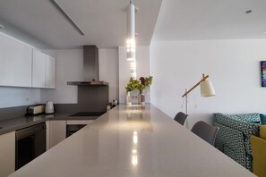 Micro-ondes, four, plaque de cuisson, lave-vaisselle