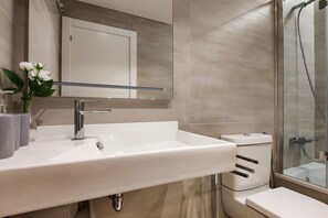 Douche, sèche-cheveux, serviettes fournies