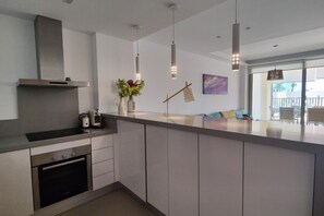 Mikrovågsugn, ugn, spishäll och diskmaskin