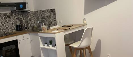 Réfrigérateur, micro-ondes, four, cafetière/bouilloire