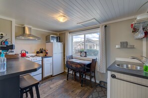 Kylskåp, mikrovågsugn, ugn och spishäll