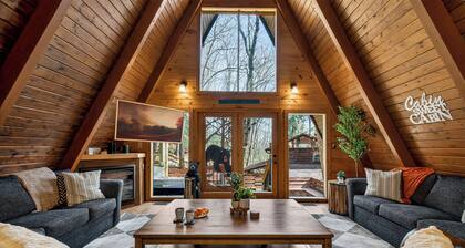 FIRE PIT / Hot Tub / Pool / Sleeps 38 / Creekside Lodge 5 minutes from downtown!