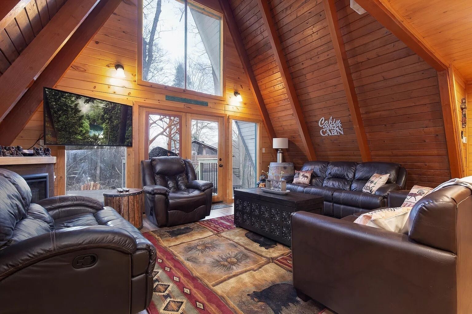 Älytelevisio, takka, videopelejä, pöytäjalkapallopöytä