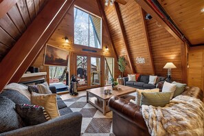 Smart TV, caminetto, videogiochi, tavolo da calcetto