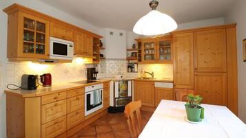 Fridge, stovetop, coffee/tea maker