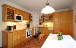 Réfrigérateur, micro-ondes, plaque de cuisson, cafetière/bouilloire