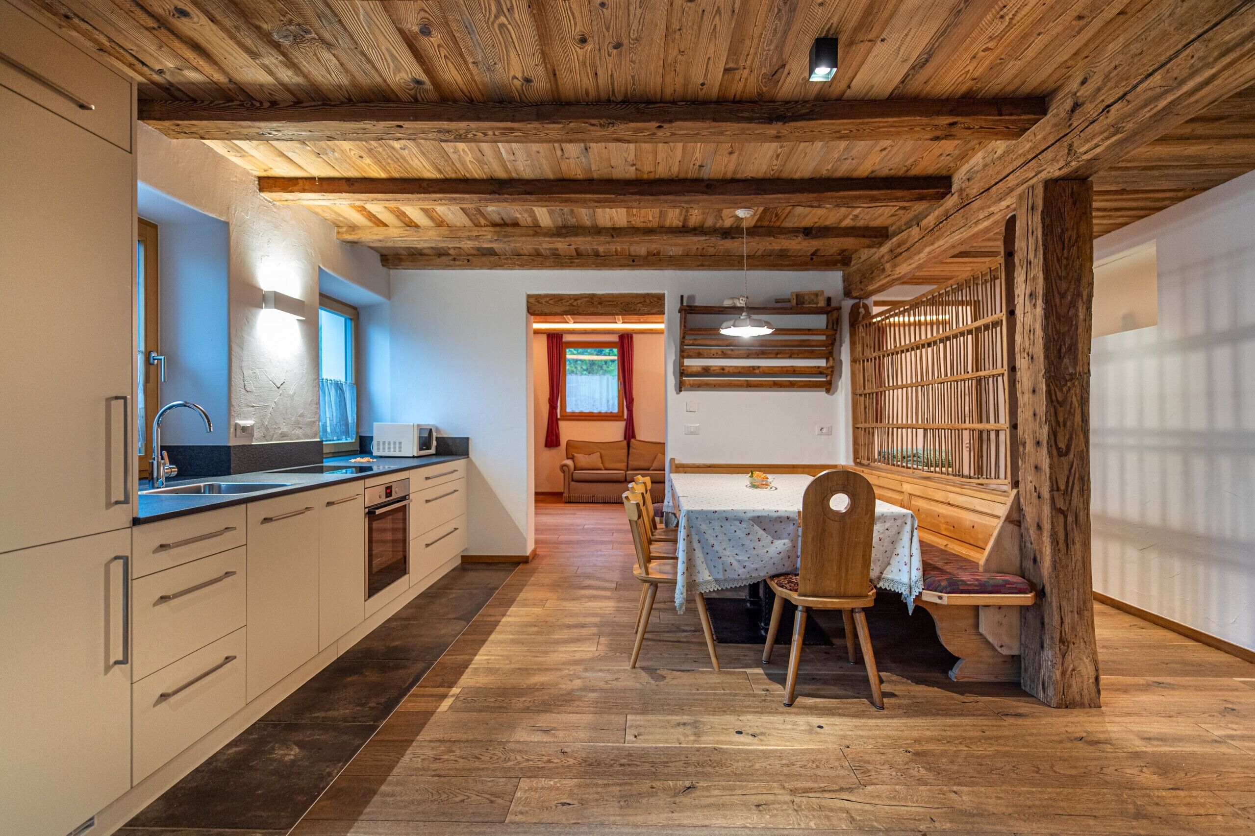 Wasserkocher mit Kaffee-/Teezubehör, Kühlschrank, Ofen, Geschirrspüler