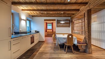 Wasserkocher mit Kaffee-/Teezubehör, Kühlschrank, Ofen, Geschirrspüler