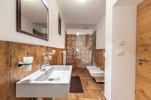 Douche, sĂšche-cheveux, serviettes fournies, savon