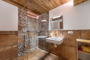 Shower, hair dryer, towels - Holiday Farm Tuene 117C (Ortisei)