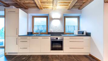 Kühlschrank, Ofen, Geschirrspüler, Wasserkocher mit Kaffee-/Teezubehör