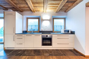 Frigorífico, horno, placa de cocina y lavavajillas