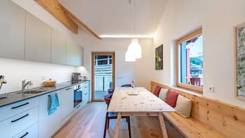 Kühlschrank, Mikrowelle, Ofen, Geschirrspüler