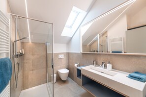 Douche, sèche-cheveux, serviettes fournies