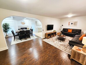 Smart TV - 3BR Home w/ Fast Internet & Work Space near Atlanta Airport Magnolia Hill House (College Park)