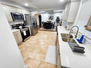 Réfrigérateur, four à micro-ondes, un four, surface de cuisson