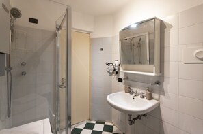 Hårtørrer, håndklæder, Sæbe, Toiletpapir