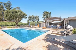 A heated pool - Vineyard Villa: Pool | Spa | Games Room | EV Char. (Sonoma)